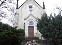 Gromadzą się tutaj i starsi, i dzieci.