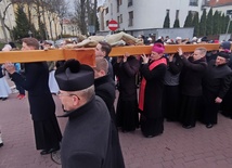 Tradycją Gdyńskiej Drogi Krzyżowej jest niesienie kilkumetrowego drewnianego krzyża.