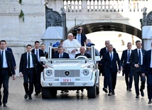 Franciszek przybywa na audiencję generalną