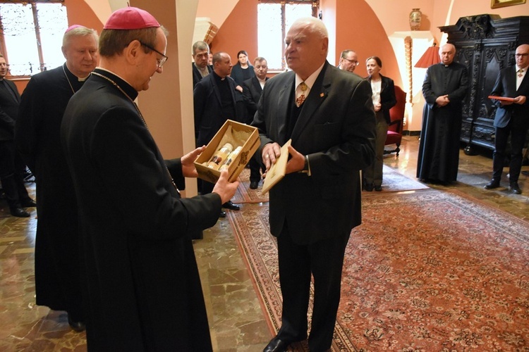 Rycerze Bożego Grobu ofiarowali balsam na Krzyżmo