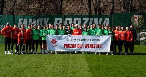 Piłkarski Śląsk Wrocław gra z Caritas