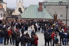 Pierwszym punktem programu była Droga Krzyżowa.