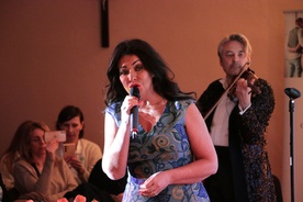 Spotkanie autorskie uświetnili wzruszającym śpiewem i grą Alicja Węgorzewska i Bogdan Kierejsza.