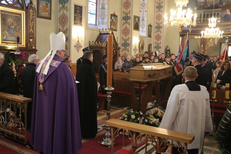 Pałuki. Pogrzeb ks. kan. Józefa Pokorskiego (1942-2024)