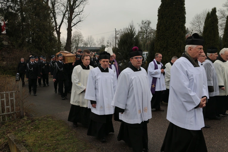 Pałuki. Pogrzeb ks. kan. Józefa Pokorskiego (1942-2024)