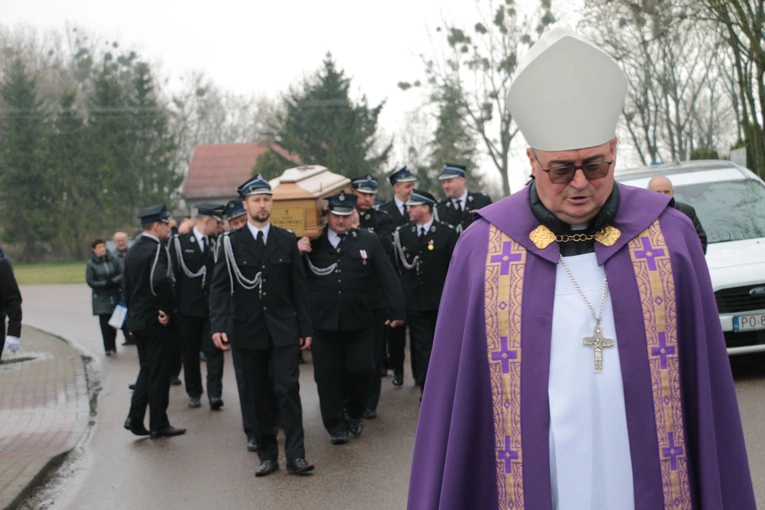 Pałuki. Pogrzeb ks. kan. Józefa Pokorskiego (1942-2024)