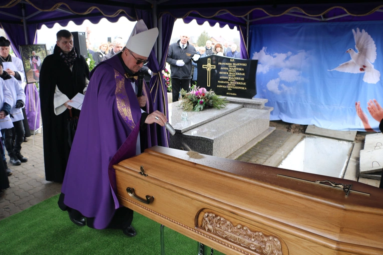 Pałuki. Pogrzeb ks. kan. Józefa Pokorskiego (1942-2024)