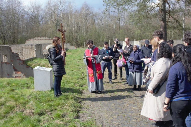 Międzynarodowa Droga Krzyżowa w byłym obozie jenieckim