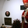 Abp Stanisław Budzik poświęcił tablicę nagrobną bpa Ryszarda Karpińskiego.