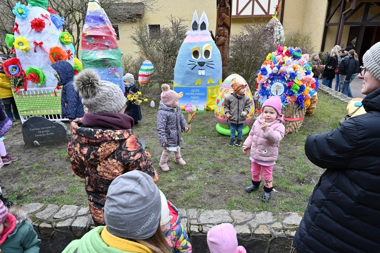 Wielkanocne pisanki w sanktuarium w Matemblewie