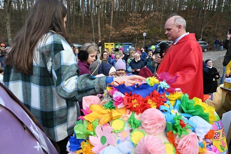 Wielkanocne pisanki w sanktuarium w Matemblewie