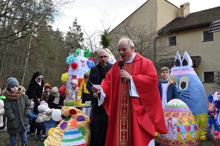 Wielkanocne pisanki w sanktuarium w Matemblewie