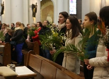 Młodzież archidiecezji katowickiej rozpoczęła Wielki Tydzień w od udziału we Mszy św. w katedrze.