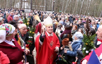 Bp Marek Solarczyk poświęcił wielkanocne palmy.