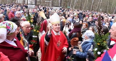 Bp Marek Solarczyk poświęcił wielkanocne palmy.