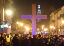 W trakcie nabożeństwa niesiono krzyż, który jest wierną kopią symbolu Światowych Dni Młodzieży.