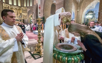 Chrzest dorosłych podczas liturgii Wigilii Paschalnej w bazylice archikatedralnej w Poznaniu w 2018 roku.