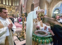Chrzest dorosłych podczas liturgii Wigilii Paschalnej w bazylice archikatedralnej w Poznaniu w 2018 roku.