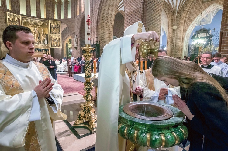 Chrzest dorosłych podczas liturgii Wigilii Paschalnej w bazylice archikatedralnej w Poznaniu w 2018 roku.