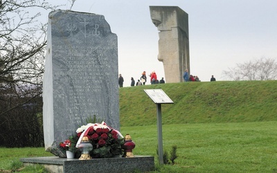 „Przewodnikami”  po wystawie są plansze, na których umieszczono historyczne zdjęcia  i świadectwa świadków Zagłady.