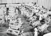Sala chorych na polio przebywających w „żelaznych płucach” w Hondo (Kalifornia), rok 1953.