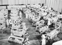 Sala chorych na polio przebywających w „żelaznych płucach” w Hondo (Kalifornia), rok 1953.