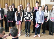 Nagrodzeni i wyróżnieni uczniowie w auli I LO w Żywcu.