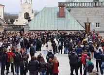 Licealiści głęboko przeżyli nabożeństwo Drogi Krzyżowej na wałach jasnogórskich.