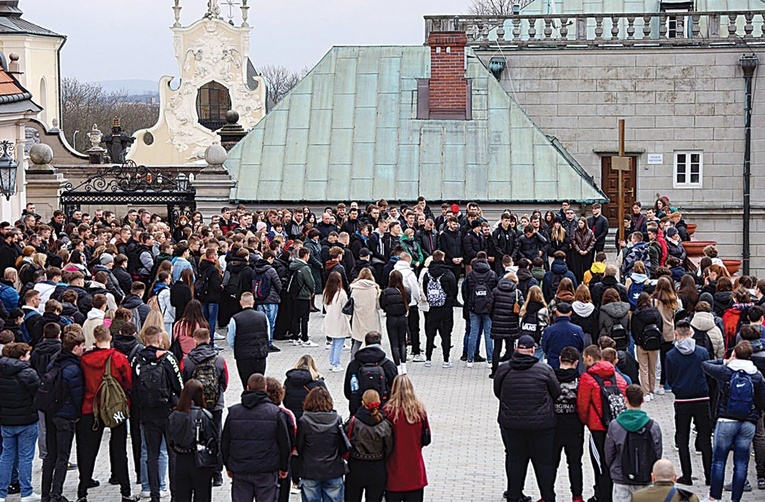 Licealiści głęboko przeżyli nabożeństwo Drogi Krzyżowej na wałach jasnogórskich.