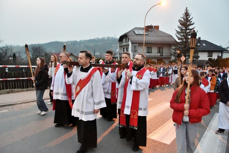 Krzyż nieśli przedstawiciele parafii, a także księża.