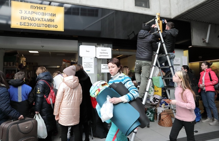 Ukraina. Pod okupacją dzieci giną w ostrzałach. Jeśli przeżyją - trafią do armii rosyjskiej