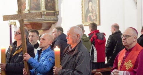 Ocierają moją twarz, bo płaczę