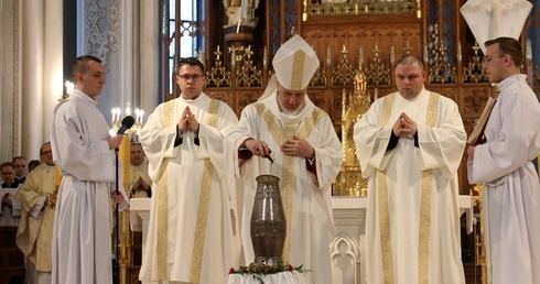 Przygotowanie i poświęcenie krzyżma.