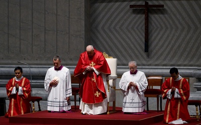 Papieska Liturgia Męki Pańskiej: krzyż Jezusa ukazuje prawdziwe oblicze Boga