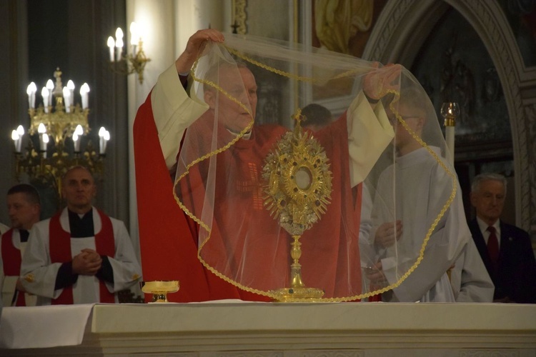 Liturgia Męki Pańskiej w radomskiej katedrze.