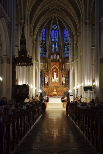 Liturgia Męki Pańskiej w radomskiej katedrze.