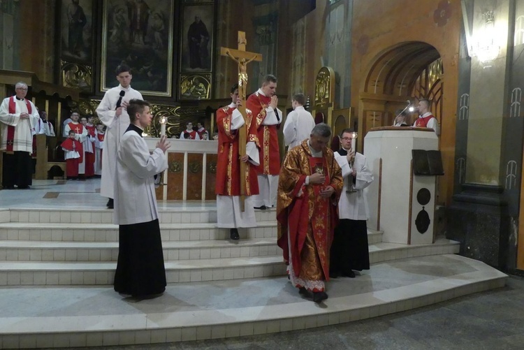 Wielk Piątek - liturgia Męki Pańskiej w katedrze św. Mikołaja w Bielsku-Białej - 2024