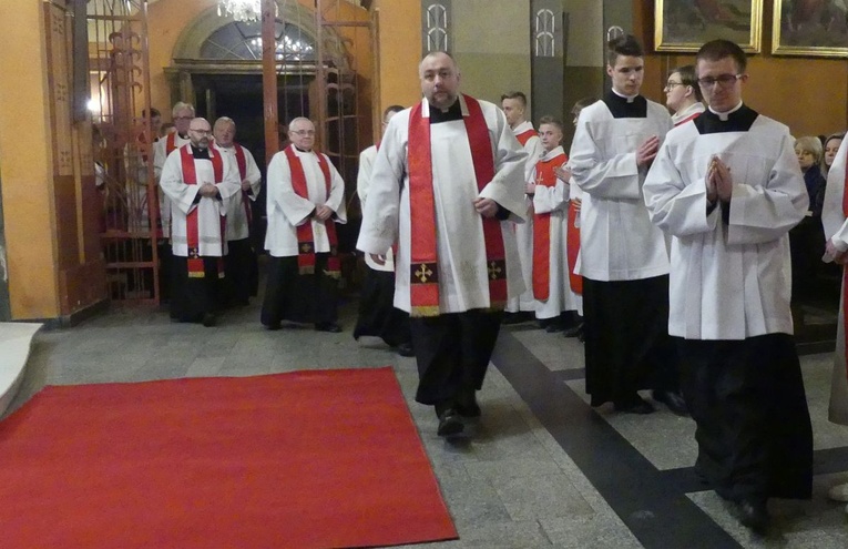 Wielk Piątek - liturgia Męki Pańskiej w katedrze św. Mikołaja w Bielsku-Białej - 2024