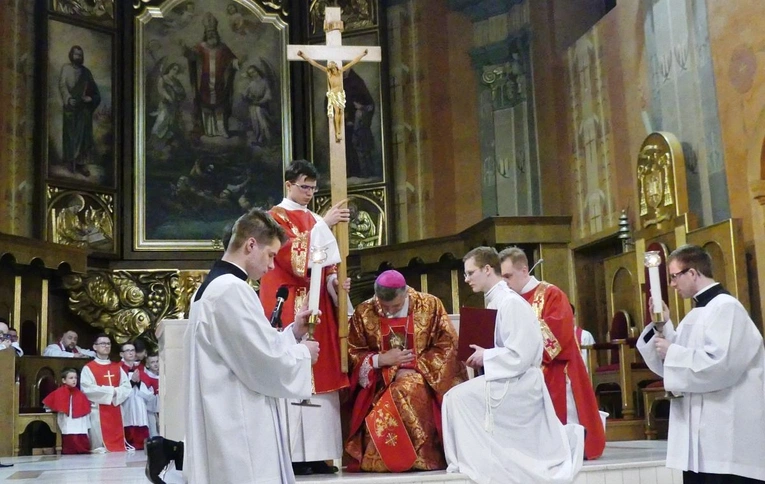 Bp Pindel: Oddajmy cześć Temu, który rzeczywiście jest Królem królów