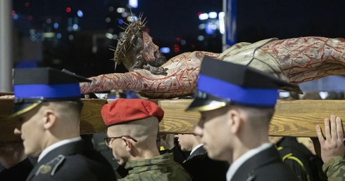 Kard. Nycz podczas Drogi Krzyżowej: Wojny są porażką ludzkości