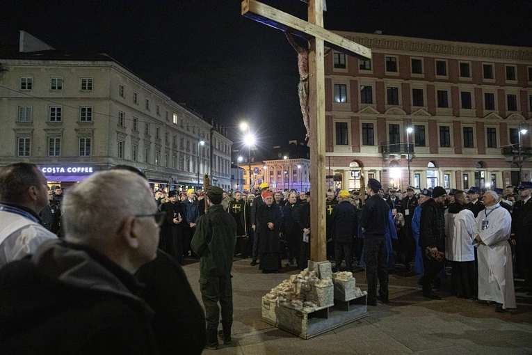 160-kilogramowy krzyż