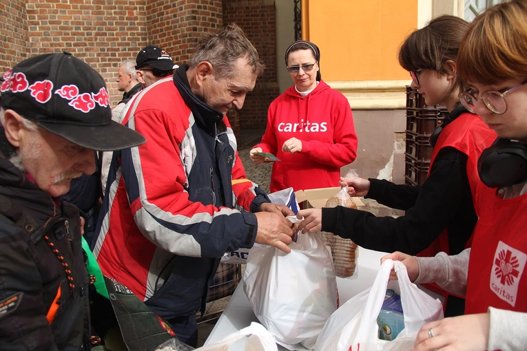 Paczki dla ubogich i potrzebujących od Caritas na Wielkanoc