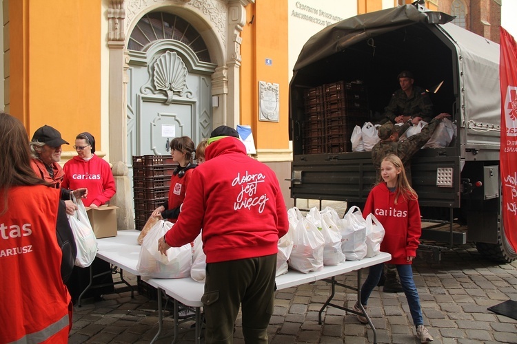 Paczki dla ubogich i potrzebujących od Caritas na Wielkanoc