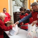 Paczki dla ubogich i potrzebujących od Caritas na Wielkanoc