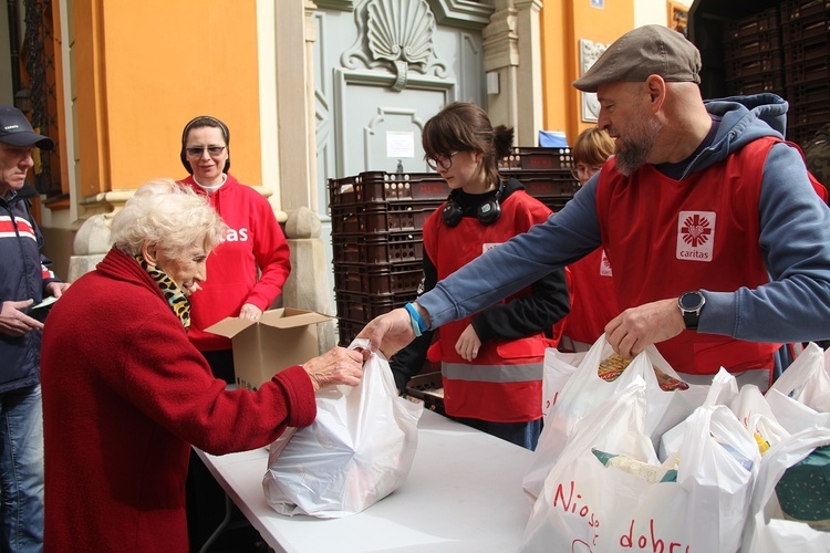 Paczki dla ubogich i potrzebujących od Caritas na Wielkanoc