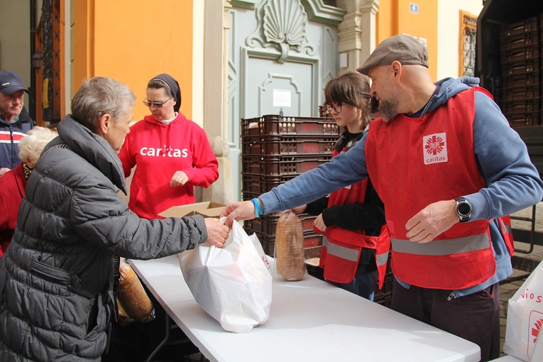 Paczki dla ubogich i potrzebujących od Caritas na Wielkanoc