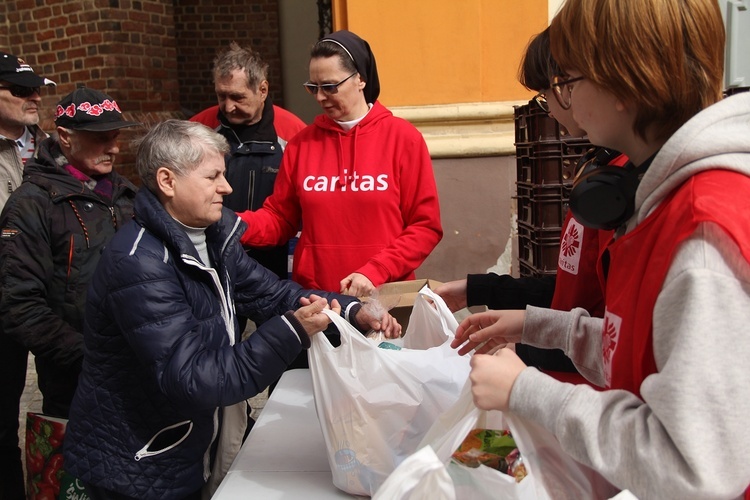 Paczki dla ubogich i potrzebujących od Caritas na Wielkanoc