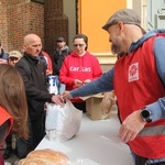 Paczki dla ubogich i potrzebujących od Caritas na Wielkanoc