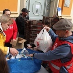 Paczki dla ubogich i potrzebujących od Caritas na Wielkanoc