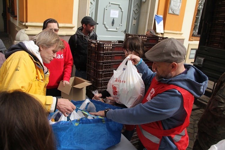 Paczki dla ubogich i potrzebujących od Caritas na Wielkanoc